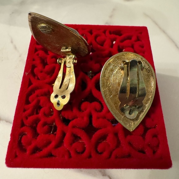 ⚜️3 for $30⚜️ Vintage Tear Drop Clip On Stud Earring (Black Cabochon) - Picture 4 of 9